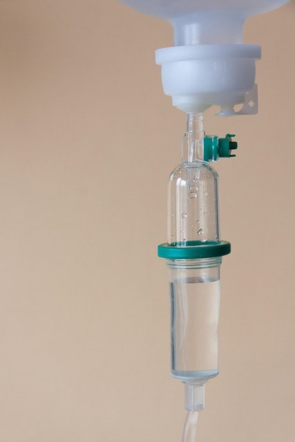 IV drip at home nursing care in Islamabad – professional nurse administering IV therapy.